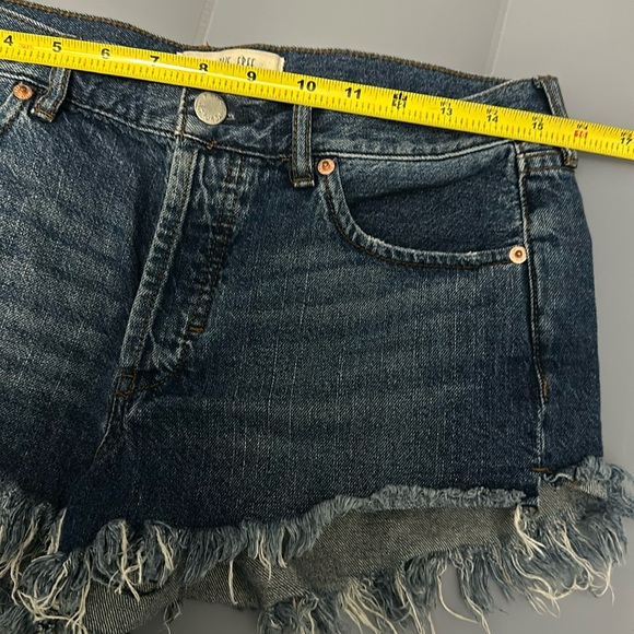 WE THE FREE CUT OFF SHORTS IN MEDIUM DARK WASH FRAY HEMS BUTTON FLY SIZE 28 EUC - Picture 7 of 9